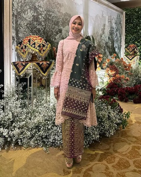 7 Model Baju Brokat Alya Rohali, Gaya Elegan Sang Ikon Wanita Anggun (sumber: Instagram/arohali)