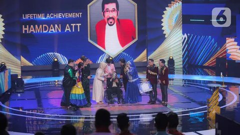 Penyanyi dangdut senior Hamdan ATT mendapatkan penghargaan Lifetime Achievement dalam acara Indonesian Dangdut Awards 2021 di Studio 5 Indosiar, Jakarta, Rabu (1/12/2021). Penghargaan