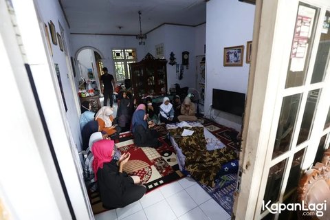 &amp;lt;p&amp;gt;Keluarga berkumpul untuk memberikan penghormatan terakhir, termasuk sang istri yang tampak terpukul dengan kepergian suaminya.&amp;amp;nbsp;&amp;lt;br /&amp;gt;&amp;lt;br /&amp;gt;&amp;lt;/p&amp;gt;