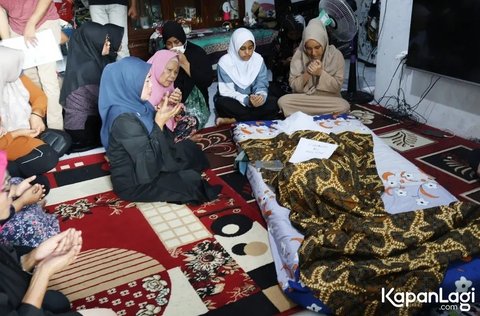 &amp;lt;p&amp;gt;Hasibah, istri Hamdan ATT, terlihat tak kuasa menahan tangis saat bersimpuh di hadapan jenazah sang suami. Ia meluapkan kesedihannya di tengah suasana haru yang menyelimuti rumah duka.&amp;lt;br /&amp;gt;&amp;lt;br /&amp;gt;&amp;lt;/p&amp;gt;