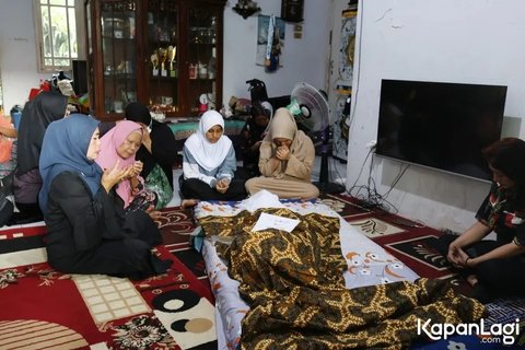 &amp;lt;p&amp;gt;Air mata Hasibah semakin pecah saat ia menyambut kedatangan putrinya, Aisyah, di kediaman mereka. Ia langsung memeluk Aisyah yang juga berduka atas kepergian ayahnya. Sementara itu, Aisyah menjadi pihak keluarga yang pertama kali mengonfirmasi kabar meninggalnya sang ayah kepada publik.&amp;lt;/p&amp;gt;