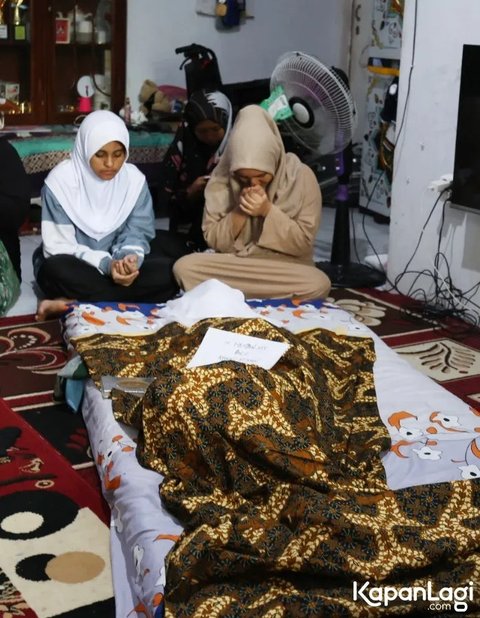 &amp;lt;p&amp;gt;Aisyah menyampaikan informasi kematian ayahnya kepada media. &amp;quot;Iya betul, meninggal dunia pada pukul 12.00 WIB,&amp;quot; ungkapnya.&amp;lt;br /&amp;gt;&amp;lt;br /&amp;gt;&amp;lt;/p&amp;gt;