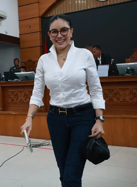 Untuk diketahui, berkas perkara Nikita Mirzani diserahkan ke Kejaksaan Negeri Jakarta Selatan pada Kamis 5 Juni 2025. (Kapanlagi.com/Budy Santoso)