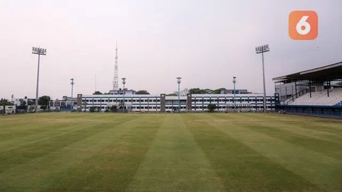 Lapangan Stadion Sidolig yang terletak di Batununggal, Kota Bandung, Jawa Barat pada Sabtu (21/10/2023) WIB. Stadion Sidolig terlihat cukup rata meski di beberapa bagian rumputnya berwarna