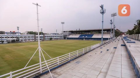 Tribune timur Stadion Sidolig yang terletak di Batununggal, Kota Bandung, Jawa Barat pada Sabtu (21/10/2023) WIB. Stadion ini terdapat empat tiang lampu stadion untuk mendukung latihan malam