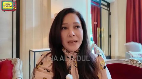 Gaya Maia Estianty saat Liburan di Paris (Foto: YouTube MAIA ALELDUL TV)