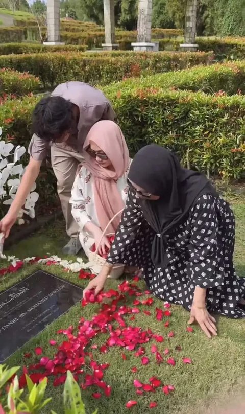 Potret BCL Nyekar ke Makam Bareng Keluarga Mendiang AshrafInstagram Bunga Citra Lestari