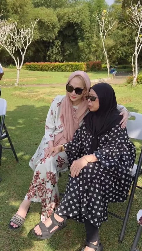 Potret BCL Nyekar ke Makam Bareng Keluarga Mendiang AshrafInstagram Bunga Citra Lestari