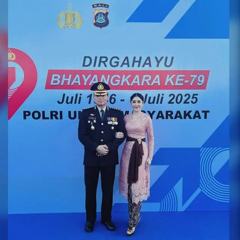 Kebaya Panjang dengan Selendang Ikat Samping Pinggang ala Uut Permatasari (@uutpermatasari)