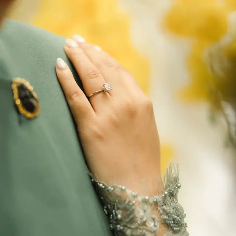 Model Cincin Tunangan Brisia Jodie yang Simpel tapi Mewah (Foto: Instagram @brisiajodie96)