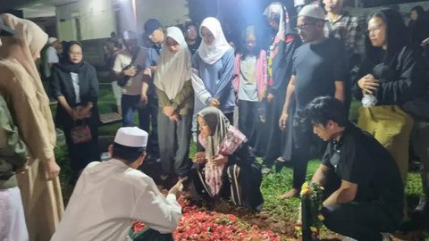 Pemakaman Hamdan ATT di Tempat Pemakaman Umum (TPU) Kampung Dukuh, Kramat Jati, Jakarta Timur, Selasa (1/7/2026). (Via M. Altaf Jauhar)