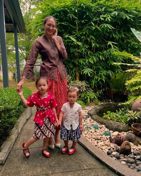 Kebaya Nadine Chandrawinata (Foto: Instagram @nadinelist)