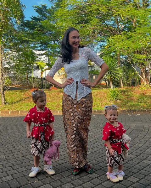 Kebaya Nadine Chandrawinata (Foto: Instagram @nadinelist)