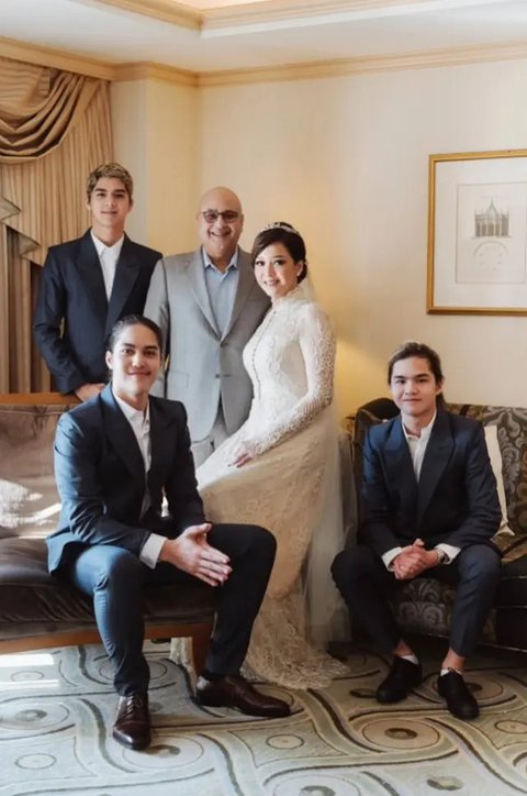 Model Kebaya Pernikahan Maia Estianty dan Irwan Mussry/Instagram/@agrasuseno