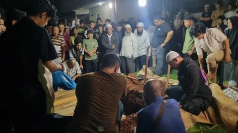 Pemakaman Hamdan ATT di Tempat Pemakaman Umum (TPU) Kampung Dukuh, Kramat Jati, Jakarta Timur, Selasa (1/7/2026). (Via M. Altaf Jauhar)