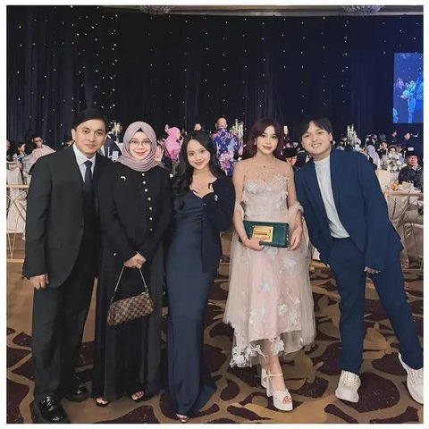 Brisia Jodie kondangan bareng keluarga Yovie Widianto. (sumber: Instagram/brisiajodie96)