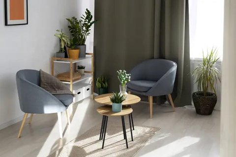 Furnitur yang memiliki kaki bisa memberi kesan ruangan lebih luas. (Foto/Dok: freepik.com)