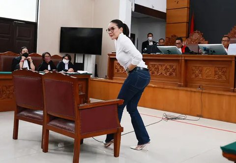 Kasus tersebut bermula saat Nikita Mirzani diduga menjelek-jelekkan produk perawatan kulit milik Reza Gladys.Nikita Mirzani juga diduga melakukan pemerasan terhadap korban hingga miliaran