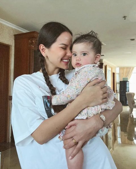 Intip Potret Al Ghazali dan Alyssa saat Momong Balita (@alyssadaguise)