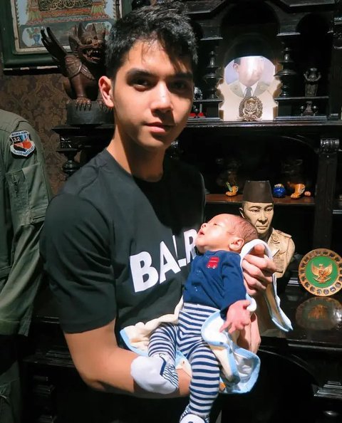 Intip Potret Al Ghazali dan Alyssa saat Momong Balita (@alghazali7)
