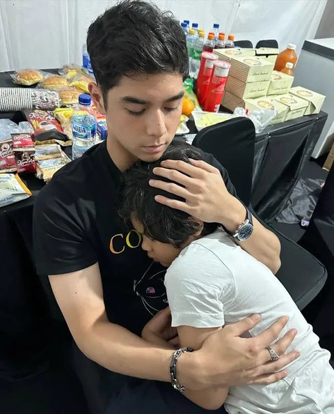 Intip Potret Al Ghazali dan Alyssa saat Momong Balita (@alghazali7)