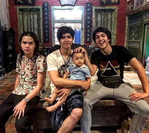 Intip Potret Al Ghazali dan Alyssa saat Momong Balita (@alghazali7)