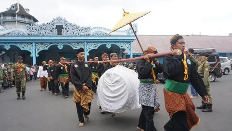 Abdi dalem Keraton Kasunanan Surakarta sedang memboyong gamelan pusaka menuju Masjid Agung.(Liutan6.com/Fajar Abrori)