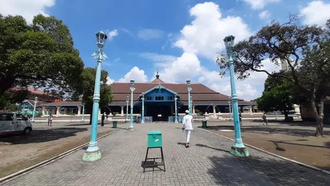 Seorang jemaah sedang berangkat untuk melaksanakan ibadah salat Jumat di Masjid Agung Solo, Jumat (20/3).(Liputan6.com/Fajar Abrori)