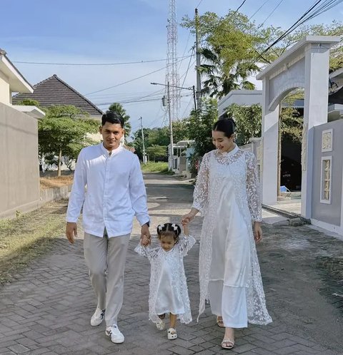Potret Long Dress ala Yeni Inka (@yeniinka)