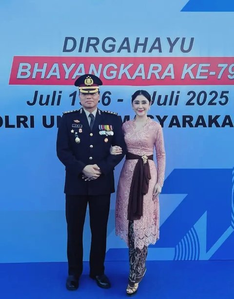 Potret Model Kebaya Panjang Uut Permatasari/Instagram/@uutpermatasari