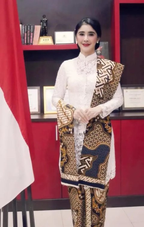 Potret Model Kebaya Panjang Uut Permatasari/Instagram/@uutpermatasari