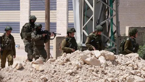 Bersenjata lengkap, militer Israel mencegah warga Palestina kembali ke rumah mereka. (Jaafar ASHTIYEH/AFP)