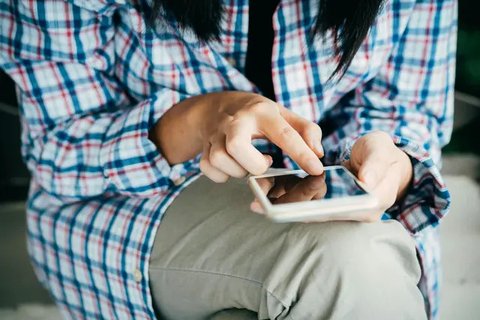 cara menghilangkan iklan di layar hp Ilustrasi foto Porapak Apichodilok di Pexels