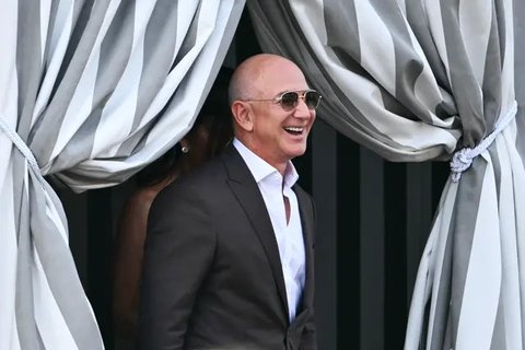 Pendiri Amazon Jeff Bezos naik taksi perahu di Aman Hotel di Venesia pada 26 Juni 2026 dalam rangkaian pesta pernikahan 3 harinya dengan Lauren Sanchez. (Stefano Rellandini/AFP)
