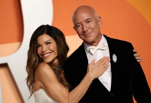 Jeff Bezos, salah satu orang terkaya di dunia akan menikahi Lauren Sanchez, seorang jurnalis dan pakar penerbangan. (Dok: AFP/Michael Tran)