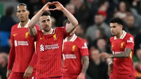 Pemain Liverpool, Diogo Jota merayakan gol ke gawang Everton dalam laga lanjutan Liga Inggris 2024/2025 di Anfield, Liverpool, Inggris, Rabu (02/04/2025) waktu setempat. (AFP/Paul Ellis)