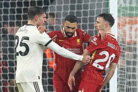 Penyerang Mesir Liverpool Mohamed Salah (tengah) memisahkan gelandang Manchester United asal Uruguay Manuel Ugarte (kiri) dan penyerang Liverpool asal Portugal Diogo Jota (kanan) selama