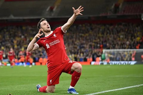 Pemain Liverpool, Diogo Jota melakukan selebrasi setelah mencetak gol kedua timnya ke gawang Union Saint-Gilloise pada laga Grup E Liga Europa 2023/2024 yang berlangsung di Anfield, Inggris