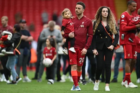 Diogo Jota menggendong anak beserta istrinya di Stadion Anfield pada laga terakhir Liverpool di Liga Inggris musim 2024/2025. (Paul ELLIS / AFP)