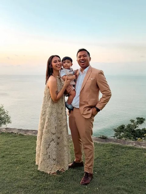 Gaya Kondangan Keluarga Joshua Suherman (Foto: Instagram @jojosuherman)