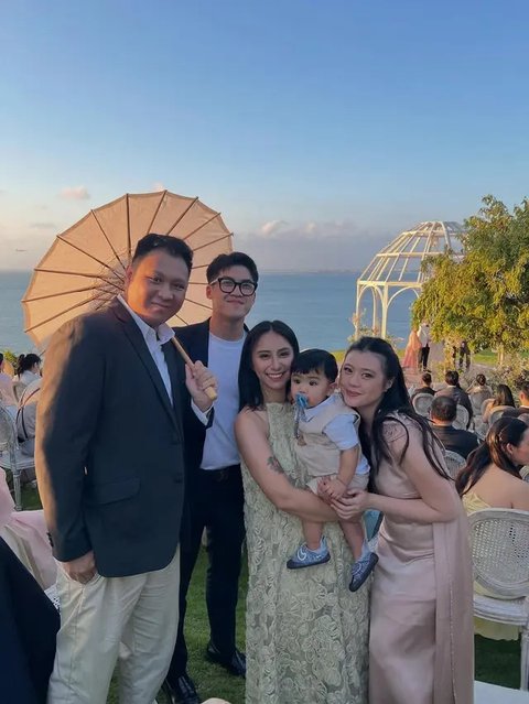 Gaya Kondangan Keluarga Joshua Suherman (Foto: Instagram @jojosuherman)
