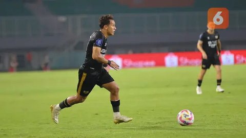Aksi Egy Maulana Vikri saat Dewa United melawan Persija Jakarta pada BRI Liga 1 2024/2025 di Stadion Pakansari, Sabtu (8/2/2025). (Bola.com/Abdul Aziz)