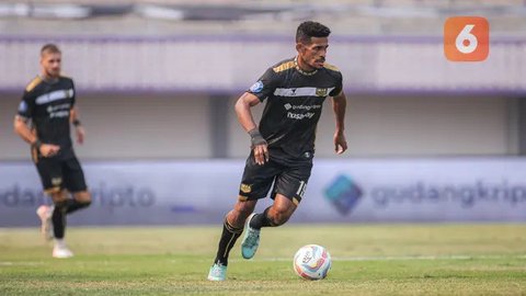 Pemain Dewa United, Ricky Kambuaya menggiring bola saat laga lanjutan BRI Liga 1 2023/2024 antara Dewa United melawan Persebaya Surabaya di Indomilk Arena, Tangerang, Sabtu (30/09/2023)