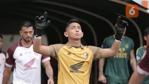 Kiper PSM Makassar, Muhammad Reza Arya Pratama memasuki lapangan jelang menghadapi Persikabo 1973 pada laga pekan ke-3 BRI Liga 1 2023/2024 di Stadion Pakansari, Cibinong, Bogor, Jumat