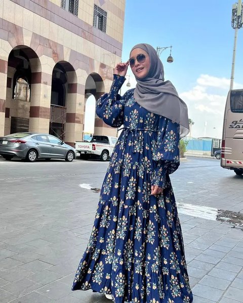Inspirasi outfit gamis elegan ala Maia Estianty. (sumber: Instagram/maiaestiantyreal)