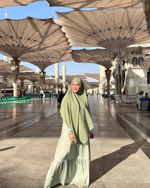 Inspirasi outfit gamis elegan ala Maia Estianty. (sumber: Instagram/maiaestiantyreal)