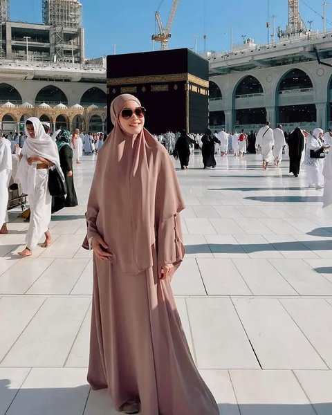 Inspirasi outfit gamis elegan ala Maia Estianty. (sumber: Instagram/maiaestiantyreal)