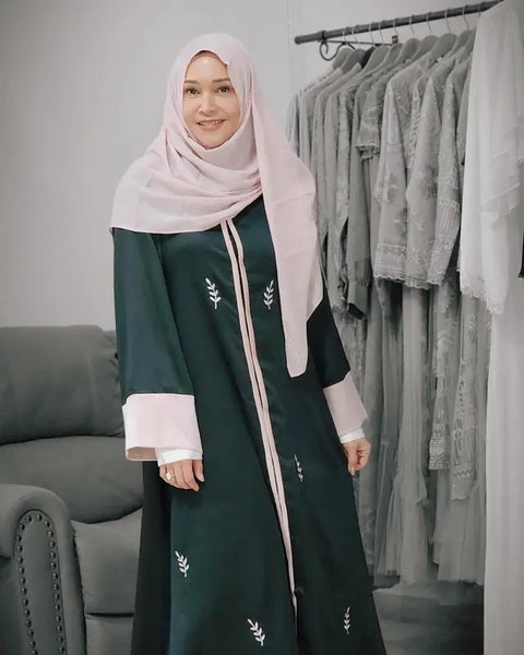 Inspirasi outfit gamis elegan ala Maia Estianty. (sumber: Instagram/maiaestiantyreal)