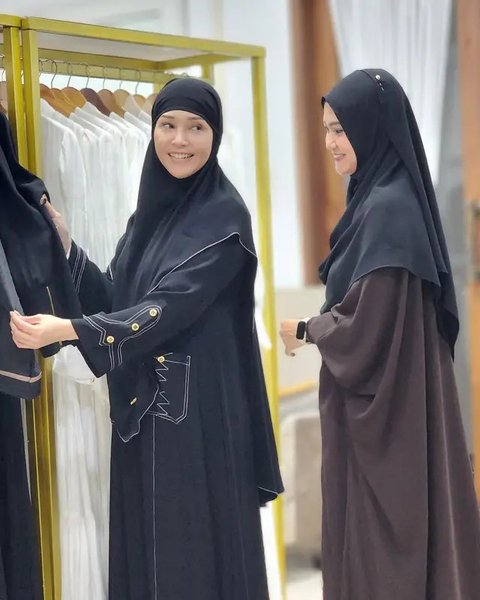 Inspirasi outfit gamis elegan ala Maia Estianty. (sumber: Instagram/maiaestiantyreal)