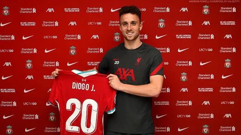 Pemain Liverpool, Diogo Jota melakukan selebrasi setelah mencetak gol kedua timnya ke gawang Union Saint-Gilloise pada laga Grup E Liga Europa 2023/2024 yang berlangsung di Anfield, Inggri